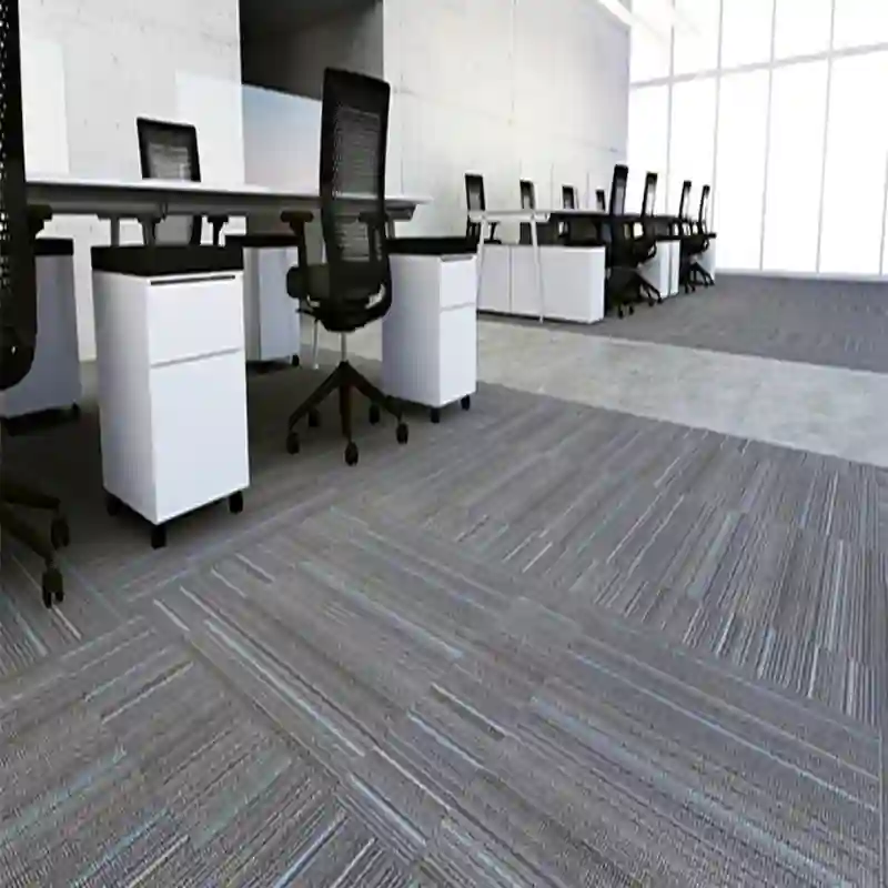 Diseño de interiores corporativos con alfombra modular premium en Puebla y Lomas de Angelópolis, destacando absorción acústica y confort para espacios de trabajo modernos.