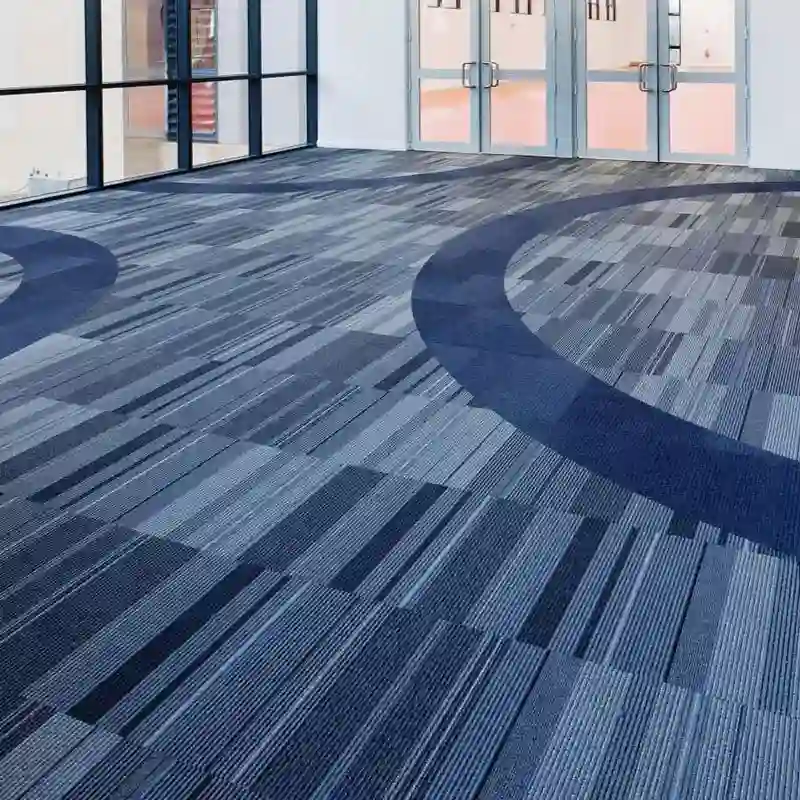 Venta e instalación de alfombra modular antibacteriana para consultorios y hospitales en la Zona Dorada de Puebla, con certificación para uso sanitario y fácil reposición.