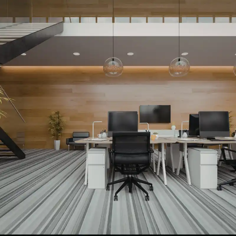 Proyecto de instalación integral de alfombra modular para oficina de 800 m² en Angelópolis, Puebla, con diseño geométrico a dos tonos para confort acústico corporativo.